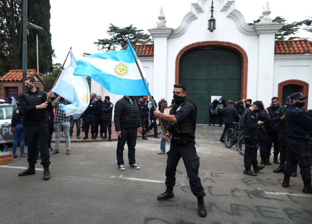 Policías argentinos rodean la casa presidencial exigiendo mejores salarios