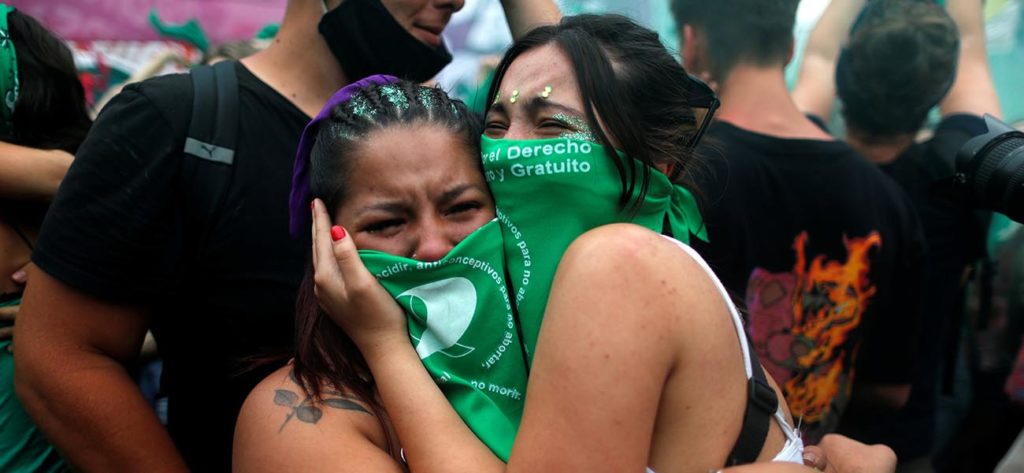 Mujeres se abrazan en Buenos Aires mientras se conoce la resolución de la cámara de diputados sobre el aborto en Argentina. Reuters
